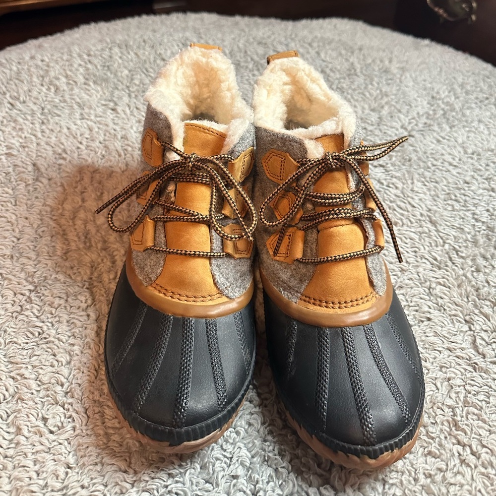 SOREL size 9 shoes. Great condition.